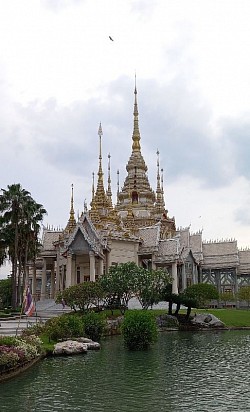 ที่วัดสรพงษ์ วัดหลวงพ่อโต สีคิ้ว